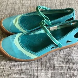 EUC Eddie Bauer Closed Toe Shoes